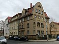 Mietshaus in halboffener Bebauung mit Einfriedung, Ecklage (Wohnanlage mit Pestalozzistraße 2 und Melzerstraße 24)