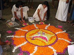 Rangoli de fleurs à l'occasion d'Onam