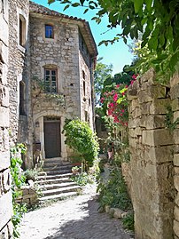 Maison Renaissance dans une rue caladée d'Oppède-le-Vieux.