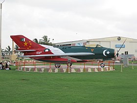 Aviadilo F-6, kun la naciaj flagoj de Pakistano kaj de Ĉinio.