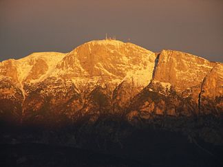 Der mit Antennen bestückte Gipfel La Roda im Sonnenaufgang von Povo (Fraktion von Trient) aus gesehen