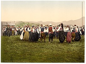 Боснийцы танцуют коло