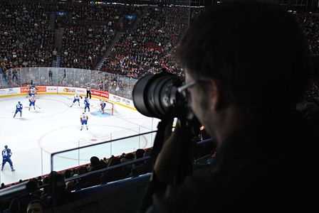 A volunteer of the Quebec City Wikipedians Photo Club during a photoshoot of a hockey game of the Bulldogs of Montreal