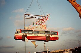 בלונים פורחים מאוטובוס שהונף באוויר לכבוד טקס הנחת אבן פינה לתחנת ראשון לציון