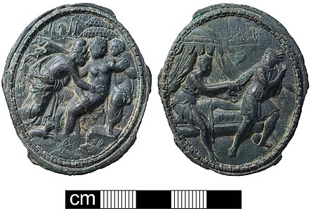 Medalló oval bifacial postmedieval. La part esquerra és una representació de la història de Susanna i els vells de l’Antic Testament. La part dreta representa l'escena de Josep i l'esposa de Putifar