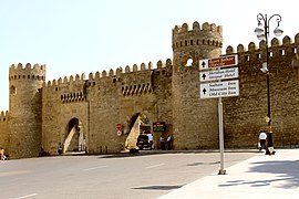 Шемахинские или Парные ворота крепости (слева ворота Зульфигар-хана, построенные в начале XVII века)