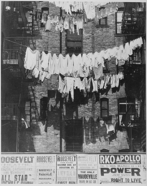 Draussen aufgehängte Wäsche in New York 1935 - Quelle: WikiCommons