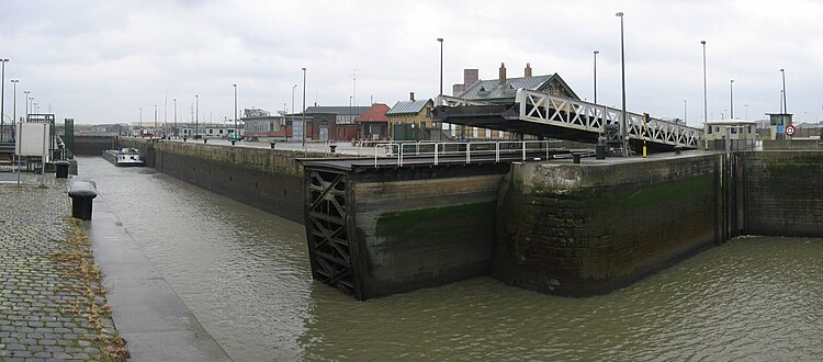 De sluis gezien vanaf het westen, met Royersbrug in half-geopende toestand