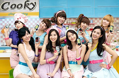 Grup vokal wanita pop Korea Selatan Girls' Generation mengiklankan telepon pintar LG Cooky