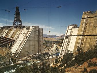 Construction du barrage de Shasta, en Californie, en juin 1942. (définition réelle 6 022 × 4 498)