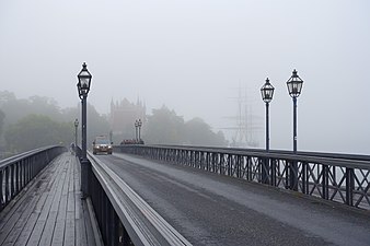 Skeppsholmsbron i dimman, gångväg till vänster och bilväg