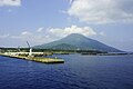 جزیرهٔ هاچی جو (八丈島) و کوه هاچی جو فوجی (八丈富士) . برای بهتر دیدن عکس بر روی آن کلیک کنید.