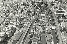 Luchtfoto stationsbuurt in Delft (plm 1990)