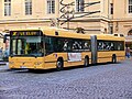 Un Volvo 7700A en livrée Jaumont devant la mairie de Metz, construite en pierre de jaumont.