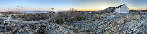 Kollen, landskapet og anlegget sett fra oppkjøringsveien fra øst. Forvrengt panorama: April 2021