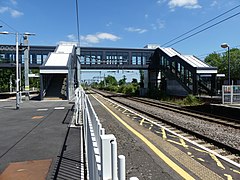 De voetgangersbrug met liften uit 2019 aan de oostkant van de perrons.