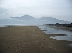 Pohled na Mourne Mountains od mořského pobřeží u Newcastlu