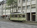 Der historische Credé-Triebwagen (Tw) 113,[8] ein Museumswagen der Braunschweiger Straßenbahn, im Jahr 2009 auf inzwischen an die östliche Straßenseite verlegten Gleisen in Höhe des ehemaligen Standortes des Alten Ministeriums, der inzwischen mit, der Unterbringung von Dienststellen der Stadtverwaltung dienenden,[3] neuem Gebäude Nr. 52 überbaut ist.
