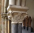 Kapitell im Kreuzgang von St. Matthias: Der auferstandene Jesus mit Nimbus und Siegesfahne, stehend auf zwei Drachen
