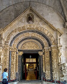 Portál katedrály sv. Vavřince v Trogiru je dílem mistra Radovana z roku 1240