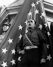 Jorge Gonzalez von Marees in front of a VPS flag, 1939 Vanguardia Popular Socialista.jpg