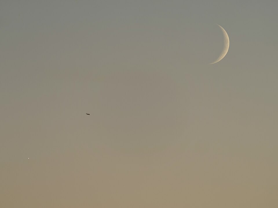 18:33 MESZ: Zweites Flugzeug. Die Sonne ist bereits seit zehn Minuten untergegangen, das Flugzeug wird vom Sonnenlicht jedoch noch erreicht.