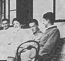 A la Hochreit, estiu de 1920. Ludwig Wittgenstein està assegut entre la seva germana Helene Salzer i Arvid Sjogren.