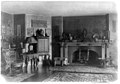 Près Choisis, Albert Herter Haus, Georgica Pond, East Hampton, New York. Zimmer mit Kamin und orientalischem Mobiliar (1913)