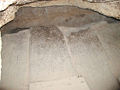 La superfície superior de l'arc de granit de la cambra funerària