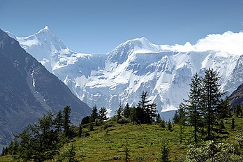 Le mont Béloukha dans le massif des Montagnes dorées de l'Altaï (Russie). (définition réelle 900 × 600)