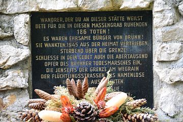 Спомен-плоча на масовној гробници на гробљу у Драсенхофену