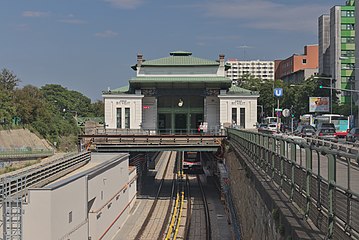 La station surmontant les voies.