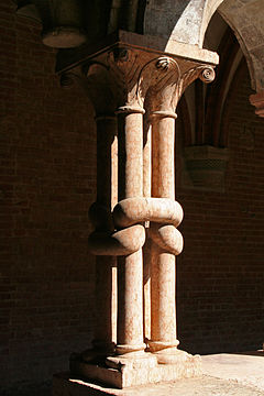 Colonnes ophitiques d'angle du cloître de l’abbaye de Chiaravalle della Colomba.