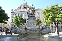 Fontaine Estrangin-Pastré ; en arrière-plan immeuble de la Banque de France à Marseille.