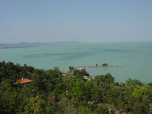 Macarıstanın ən böyük gölü Balaton, bəzən Macarıstan dənizi də adlandırılır.