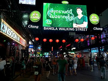 Logo-ul berii Chang într-o zonă pietonală din cartierul Patong al orașului Phuket