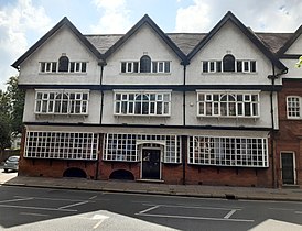 Bedford Park Stores, front on to Bath Road