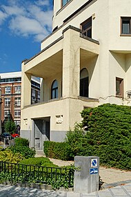 La porte, la loggia et la terrasse.