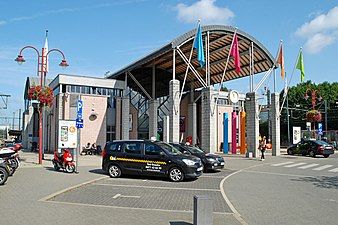 Station de taxis devant la gare.