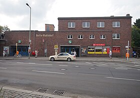 Bahnhofsgebäude mit Eingang