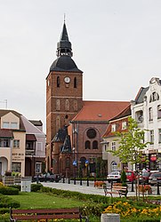 Kościół parafialny p.w. św. Jana Chrzciciela w Biskupcu widziany z rynku.