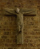 Gekreuzigter Christus aus dem Tympanon der südlichen Blendarkade