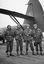 Четыре пилота из полка на фоне планера Airspeed Horsa