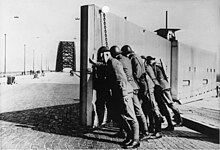 Dutch troops close the barrier of the Nijmegen Waal bridge during the Albania crisis. Bundesarchiv Bild 146-1985-038-03, Brucke Nijmwegen, Sicherung durch hollandische Soldaten.jpg