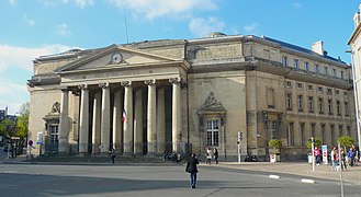 L'ancien palais de Justice (ancien Tribunal de Grande Instance) et la place Fontette à Caen, dans le Calvados.