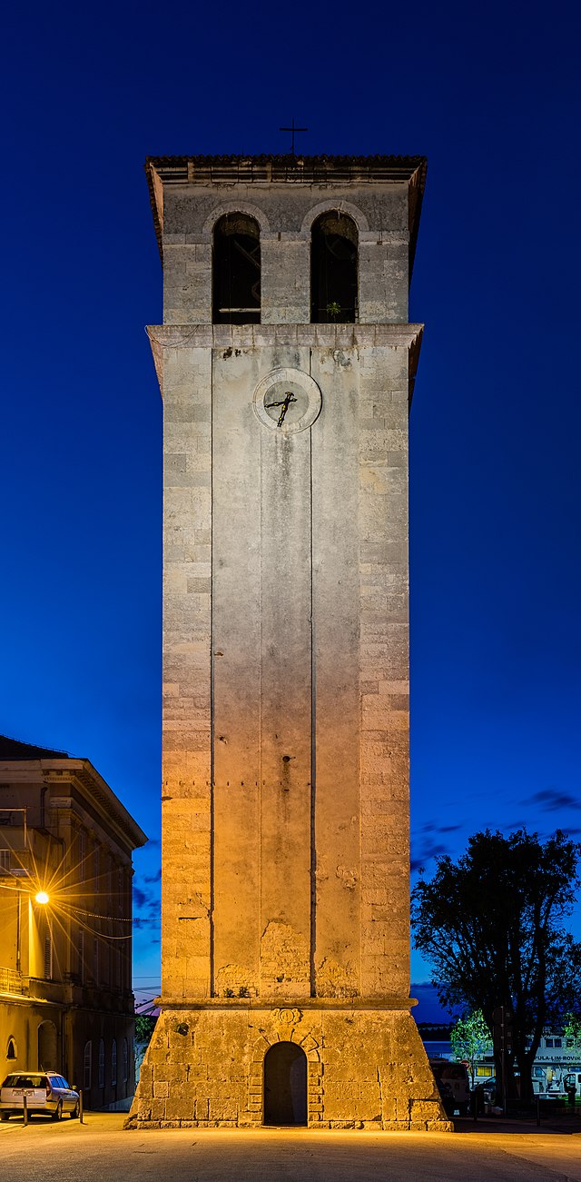 Часовая башня собора Вознесения Девы Марии в Пуле на фоне вечернего неба