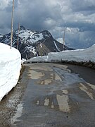 Le col de la Cayolle au printemps avec ses congères.