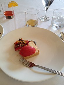 Креольский сливочно-сырный тарт с клубничным сорбетом.jpg