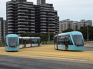 浜海沙崙駅 - 淡海新市鎮駅間で離合する淡海軽軌緑山線の列車