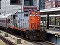 Una locomotora GP9 del MBTA, se mueve sin generar ganancias dentro de la South Station en Boston, Massachusetts.